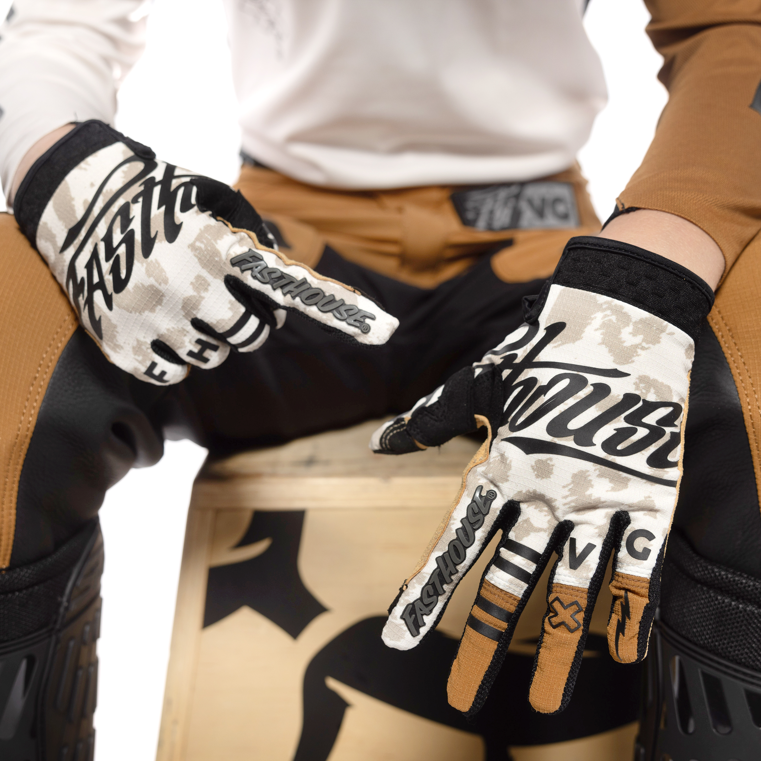 Elrod Stay Golden Glove_Chalk-Camel_Detail3